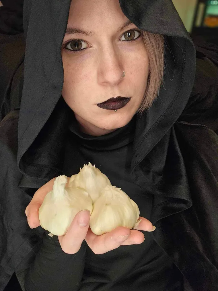 Oboljela je od vampirskog sindroma, podmetnite joj češnjak i doista ćete je tako ubiti