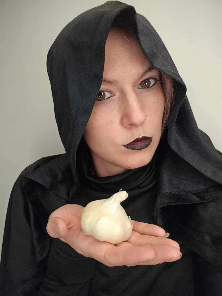 Oboljela je od vampirskog sindroma, podmetnite joj češnjak i doista ćete je tako ubiti