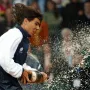 Prvi trijumf u Davis Cupu! Godine 2004. Nadal po prvi put osvaja Davis Cup sa Španjolskom. Svladavši Andyja Roddicka, postao je drugi najmlađi igrač nakon Borisa Beckera koji je pobijedio u pojedinačnom meču u finalu Davis Cupa sa samo 18 godina i šest mjeseci. Nadal je osvojio Davis Cup još četiri puta (2008., 2009., 2011. i 2019.).