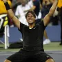 Nadal završava Golden Slam u karijeri! Godine 2010. Nadal prvi put dolazi do finala US Opena. Tamo je slavio protiv Novaka Đokovića u četiri seta. S 24 godine, &quot;Bik iz Manacora&quot; je najmlađi igrač u Open eri koji je osvojio sva četiri Grand Slam naslova. A budući da je Nadal također i olimpijski pobjednik, prvi je igrač nakon Andrea Agassija koji je završio Golden Slam u karijeri. Osvojio je tako  jedini &apos;Major&apos; koji mu je nedostajao, i dodao svoj treći Grand Slam 2010. Pobijedio je Novaka Đokovića 6-4, 5-7, 6-4, 6-2 i postao sedmi tenisač u povijesti koji je osvojio sva četiri Grand Slama, najmlađi u Open eri. Pridružio se listi na kojoj su već bili Fred Perry, Don Budge, Rod Laver, Roy Emerson, Andre Agassi i Roger Federer.