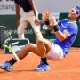 2017. - La Décima i povratak na vrh! Nadal je postigao još jednu magičnu prekretnicu svojim desetim trijumfom na French Openu. U finalu je pobijedio Stana Wawrinku u tri seta i, kao i trijumfima 2008. i 2010., cijeli turnir prošao bez izgubljenog seta. S &apos;La Décimom&apos; ponovno je ušao u tenisku povijest jer je deset trijumfa na jednom Grand Slam turniru do sada nezapamćeno. Prethodno je dijelio rekord s Martinom Navratilovom, koja je devet puta trijumfirala u Wimbledonu između 1978. i 1990. godine.