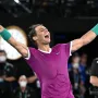 Nadal ostavlja Federera iza sebe! Godine 2022. Nadal osvaja svoj 21. Grand Slam naslov u Melbourneu nakon uzbudljive pobjede u pet setova protiv Daniila Medvedeva, ostavljajući Rogera Federera iza sebe. U ovom trenutku, Nadal je jedini rekordni pobjednik Grand Slam turnira u singlu. Također postaje tek četvrti igrač nakon Roda Lavera, Roya Emersona i Novaka Đokovića koji je osvojio sve Grand Slam turnire barem dva puta. Nešto što Federer nije uspio - maestro je &apos;samo jednom&apos; trijumfirao u Parizu.