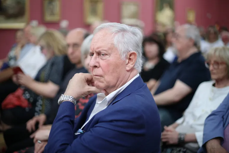 Već nakon nekoliko mjeseci zajedničkog života, pojavile su se prve naznake problema. Mediji su počeli izvještavati o neslaganjima unutar obitelji i trzavicama između para.