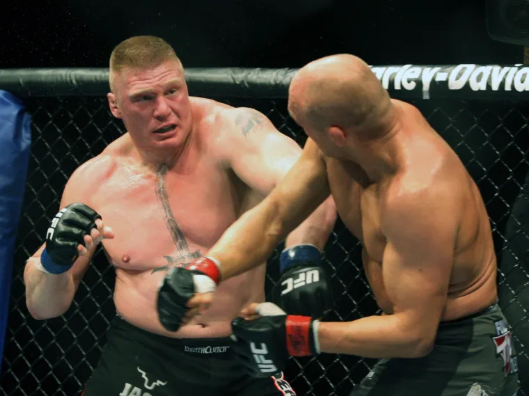 Šake su mu bile toliko velike, da je Lesnar u svom debiju u UFC-u nosio 4XL rukavice za MMA, što ga čini drugim čovjekom u povijesti borilačkih sportova Nevade koji je nosio takve rukavice, nakon diva Choi Hong-mana. 