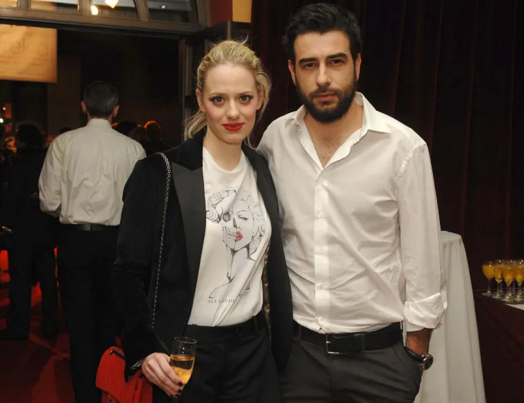 Prvi brak sklopila je 2009. godine s glumcem Jankom Popovićem Volarićem. Njihova ljubavna priča, koja je započela na setovima zajedničkih projekata, trajala je do 2012. godine
