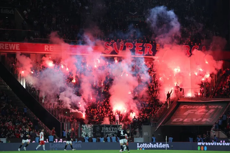 Na oproštajki od legende kluba stadion je bio dupke pun. Karte su planule već u kolovozu, a Podolski je imao sjajnu podršku od 50 000 navijača. Sjajna je bila atmosfera kroz cijelu utakmicu, a tribine su gorjele.