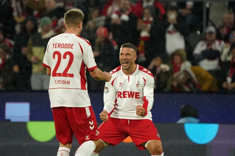Podolski je bio sjajan na terenu. Svojim vještinama pokazao je da još može dati i s 39 godina.