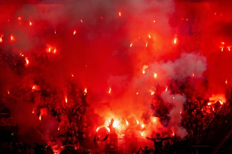 Tijekom susreta tribine ultrasa častile su svoga miljenika bengalkama. Nije se nimalo štedilo.