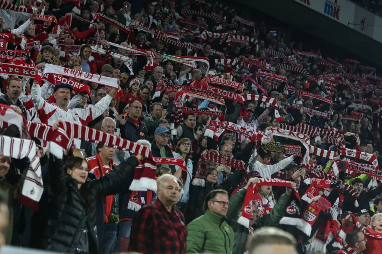 Navijači su se od Lukasa oprostili porukom: &apos;Poldi: dio kluba, dijete tribine, dio grada! Hvala ti na svemu!&apos; Nakon toga uslijedila je pjesma &apos;Kölsche Jung&apos;