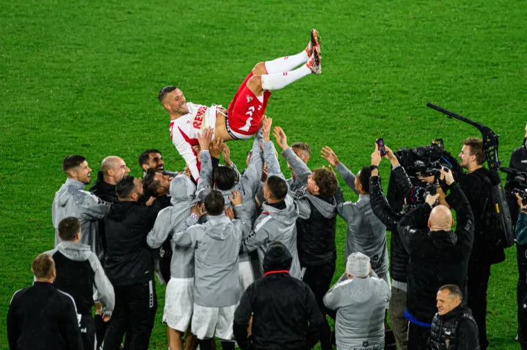 Slavilo se nakon utakmice. Igrači su mu odali počast bacanjem u zrak.