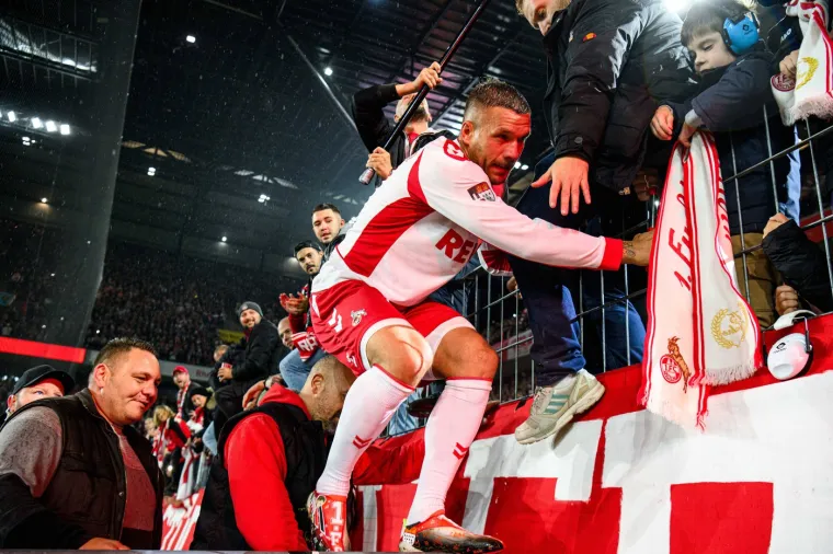 No Lukas je htio proslaviti i s najže&scaron;ćim navijačima čiji je veliki miljenik, pa se popeo na njihovu tribinu.