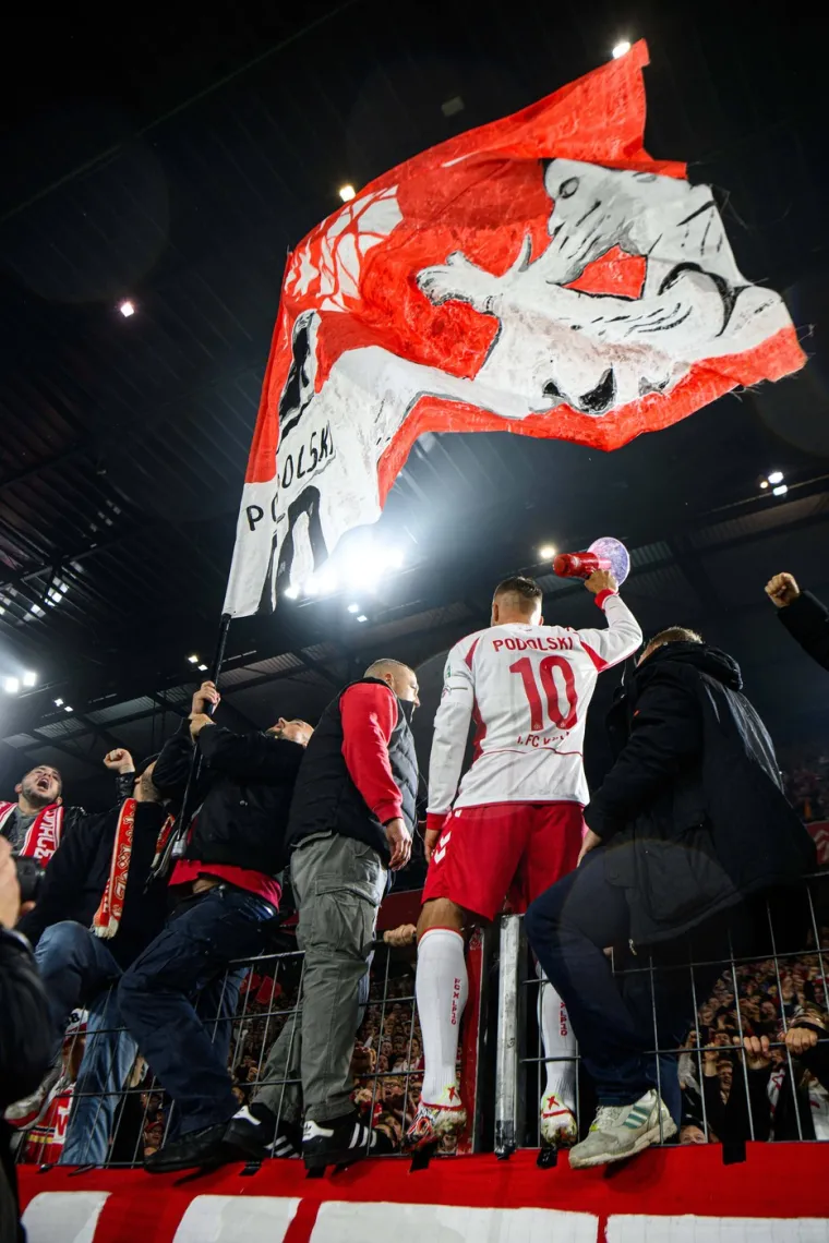 Uzeo je megafon u ruke i povele su se mnoge navijačke pjesme.