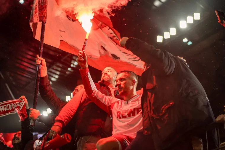 Podolski je pokazao da je igrač za narod i nije se ustručavao držati bengalku. Tko zna možda se uči za budući dolazak na tribine Kolna.