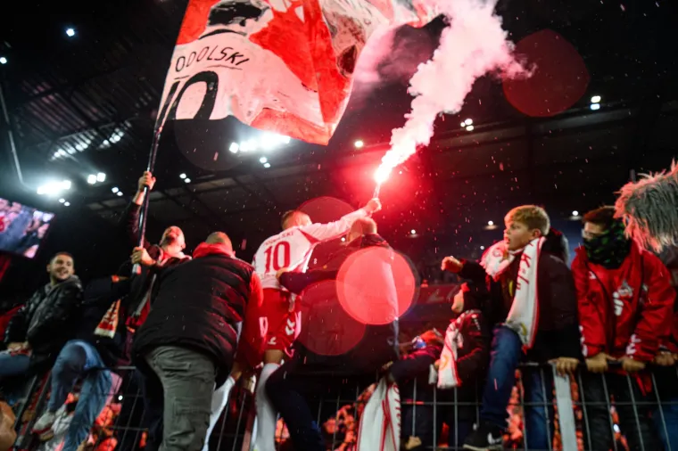 Sve puno bengalki, nogometnih zvijezda i suza: Legendarni Podolski oprostio se od nogometa