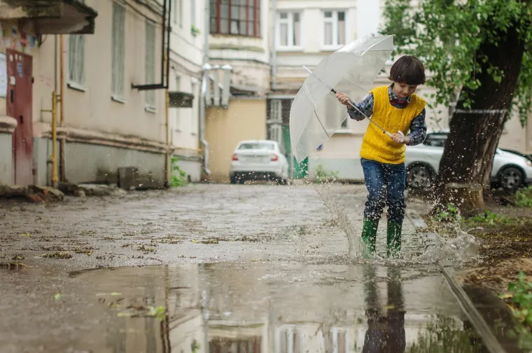 5. Možeš biti što god poželiš: Naravno, roditelji žele da njihova djeca imaju velike ciljeve, a vi ih želite ohrabriti, ali u isto vrijeme, nije uvijek pametno reći im da mogu biti što god požele. Kako ističe Washington Post, studije su pokazale da postizanje preambicioznih ciljeva može biti štetno, sa značajnim negativnim nuspojavama, poput neetičkog ponašanja. Psihologinja Erica Reishcher napisala je: ''Govoriti djeci da mogu sve, bilo da ih pokreće mašta ili naporan rad, zamagljuje ključni pogled na šanse za uspjehu. Ne može svako dijete koje želi biti kirurg ili sportska zvijezda.''