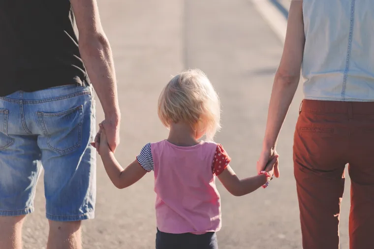 16. Pa nije to toliko bitno: ''Čak i ako vama nešto nije velika stvar, može biti velika za vaše dijete. Reći im da to nije, poništava i posramljuje ih zbog njihovih emocija. Tada ne samo da su uzrujana zbog izvornog problema, nego im je neugodno koliko su uzrujani. Ti komentari nikada nikome, djeci ili odraslima, zapravo ne pomažu da se osjećaju bolje ili da se smire'', objašnjava dr. Rebecca Schrag Hershberg, direktorica odgoja za rano djetinjstvo u Ramapu. 