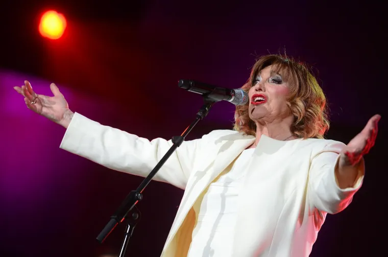 Tereza Kesovija je navodno bila do ušiju zaljubljena u tada poznatog vaterpolista Ronalda, stoji u knjizi &quot;Prizori iz muzičkog života Jugoslavije 1940.-1989.&quot;. S Ronaldom ju je upoznao njen prijatelj i klavijaturist Branko Bulić, a poznanstvo se, kao u filmu, pretvorilo u ljubav. &quot;Nisam u Ronaldu vidjela vaterpolista Mladosti, niti jugoslavenskog reprezentativca koji je odigrao 150 utakmica, vidjela sam diplomiranog ekonomista, poslovnog čovjeka nepogrešive intuicije i čvrstih živaca&quot;, rekla je Tereza koja je tada, za knjigu, otkrila još jedan zanimljiv detalj iz njihova ljubavnog života koji je započeo oko 1973.