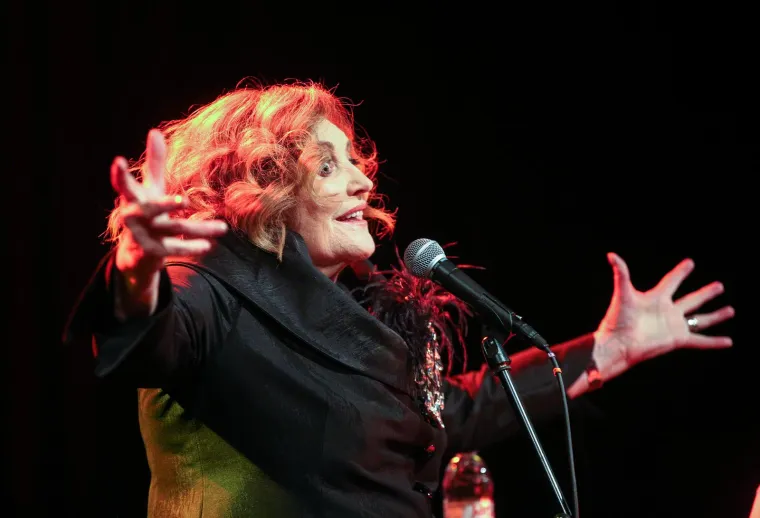 Miro je u jednom ranijem intervjuu progovorio o njihovom braku te otkrio da ju je prvi put ugledao u proljeće 1961. godine, nakon &scaron;to se vratio s dužeg boravka u inozemstvu.
