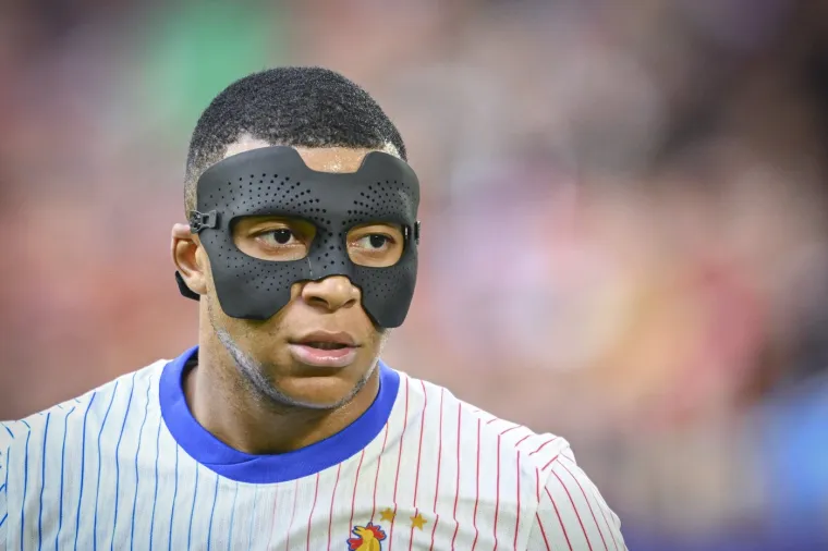 Maskirani Mbappe uhvaćen u 'zločinu' za vrijeme utakmice Francuske i Izraela