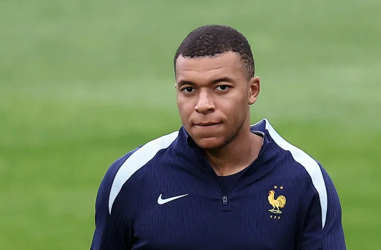 "Nemam nikakvu sumnju o Kylianovoj posvećenosti nacionalnom timu, ali nije bio u najboljem stanju na posljednjem okupljanju. Ima problem koji nije ozbiljan, ali mu je potreban tretman kako bi se oporavio u potpunosti. Nismo željeli riskirati i zato Kylian nije ovdje", objasnio je izbornik Deschamps njegov izostanak iz reprezentacije.
