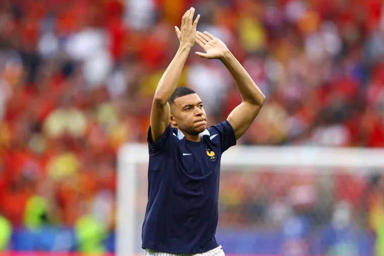 Maskirani Mbappe uhvaćen u 'zločinu' za vrijeme utakmice Francuske i Izraela