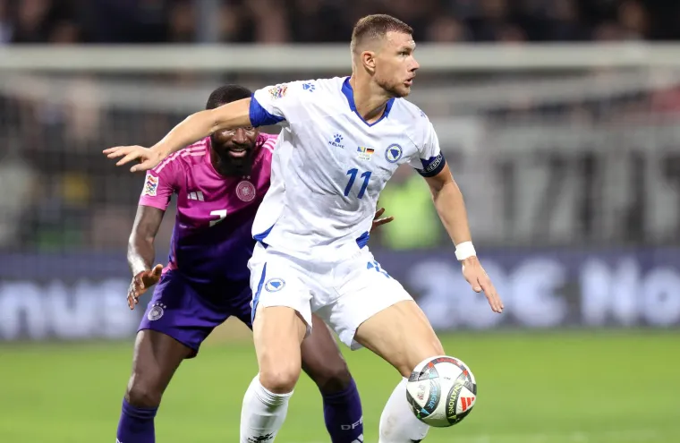 Tko se to pojavio u Zenici: Prije utakmice Bosne i Hercegovine na travnjaku osvanula legenda