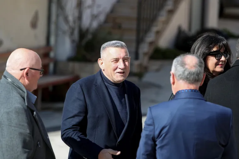 Nakon odsluženih pet godina u francuskoj Legiji stranaca, Gotovina je u travnju 1979. dobio francusko državljanstvo. Za vrijeme boravka u Kolumbiji ženi se novinarkom Ximenom s kojom ima kći. Sredinom 1991. vraća se u Hrvatsku i priključuje se 1. gardijskoj brigadi.