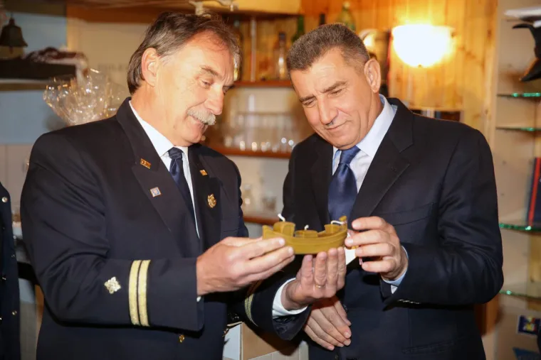 Zapovijedao je snagama Zbornog područja Split tijekom operacije ZIMA &apos;94-&apos;95, kojom su HVO i HV uspjeli doći u zaleđe Knina. Tijekom operacije OLUJA, bio je na čelu sektora JUG, ključnog dijela operacije. 