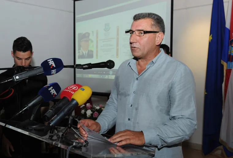 Dana 29. rujna 2000. godine, predsjednik Stjepan Mesić razriješio je dužnosti i umirovio Antu Gotovinu, zajedno s još šest visokih časnika Hrvatske vojske. Razlog tome bilo je potpisivanje otvorenog pisma kojim su kritizirali politiku nove vlasti koja je dva dana ranije donijela odluku o istraživanju zločina počinjenih tijekom Domovinskog rata i izručenju odgovornih Međunarodnom sudu u Haagu. 