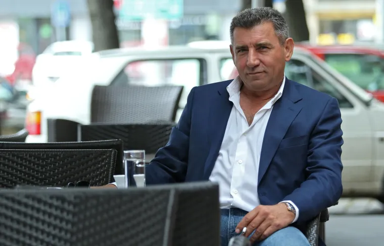 Nakon što je 2001. godine Međunarodni sud za ratne zločine na području bivše Jugoslavije podignuo optužnicu protiv Gotovine zbog ratnih zločina, odbio se predati i proveo sljedeće četiri godine u bijegu. Uhićen je 7. prosinca 2005. na Kanarskom otoku Tenerife, a tri dana kasnije prebačen u Haag. Na prvom očitovanju o optužnici 12. prosinca, izjasnio se da nije kriv po svih sedam točaka optužnice.