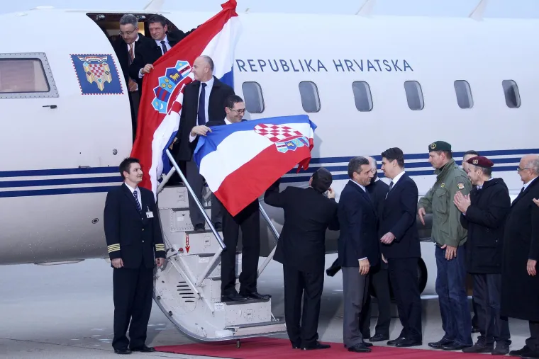 Vijest je u Hrvatskoj dočekana s velikim oduševljenjem. Na trgovima diljem zemlje, uključujući Zagreb, Split, Zadar, Osijek i mnoge druge gradove, okupile su se desetine tisuća ljudi kako bi proslavili njihov povratak. Slavlje se proširilo čak i među djecom u školama i vrtićima, a cijela nacija slavila je ovu važnu vijest.