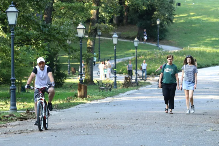 8. Šetnje u parku: Brze šetnje su jednostavan način da ostanete aktivni, a pritom uživate u prirodi. Šetnja poboljšava cirkulaciju, smanjuje stres i pozitivno utječe na raspoloženje.