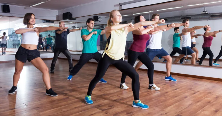 19. Plesanje zumbe ili aerobika uz YouTube: Pronađite zabavne zumba ili aerobik videozapise na internetu i slijedite ritam. Ove dinamične vježbe sagorijevaju kalorije i poboljšavaju raspoloženje.