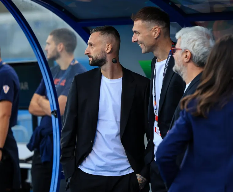 Prije utakmice priznanje HNS-a je dobio Marcelo Brozović koji se nedavno oprostio od reprezentacije