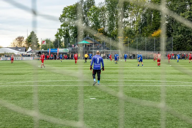 Na utakmici su sudjelovale legende Fortune Duesseldorf i te Kochov maticni klub Marienfeld, a sav prihod išao je zakladi Sveti Augustin koja pomaže djeci oboljeloj od raka. 