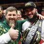 Ramzan Kadyrov, čečenski vođa, Putinov sluga čiji vojnici u Ukrajini rade zločine, bio je posebni gost eventa u Ryadu. Javnost je ostala zgrožena kad je vidjela njegovo ime na stolici uz ring, neposredno iza Eddie Hearna i Bustera Ryhmesa.