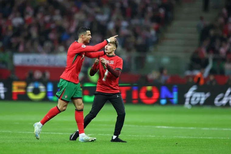 Navijač upada na teren za vrijeme utakmice Poljska Portugal u Ligi nacija kako bi dobio autogram i sliku s Ronaldom 