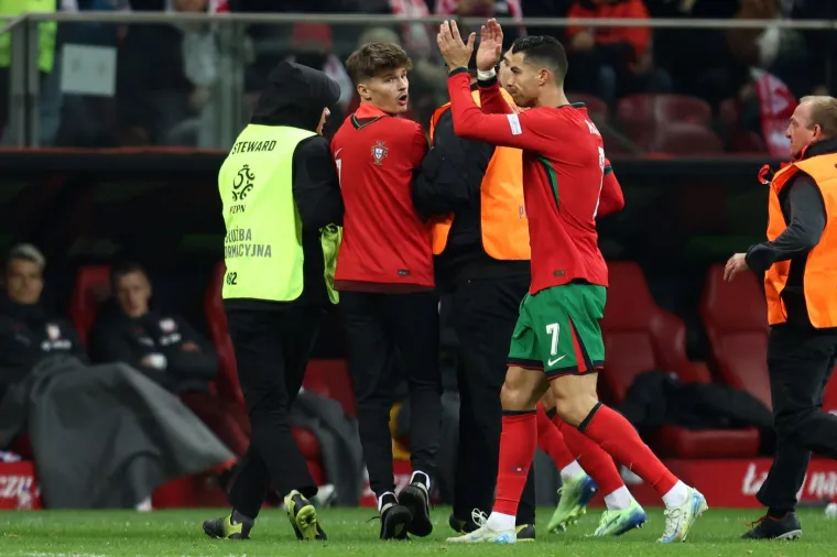 Ronaldo je za svoju gestu dobio ovacije s tribine, a zaštitari su navijača ispratili s terena 