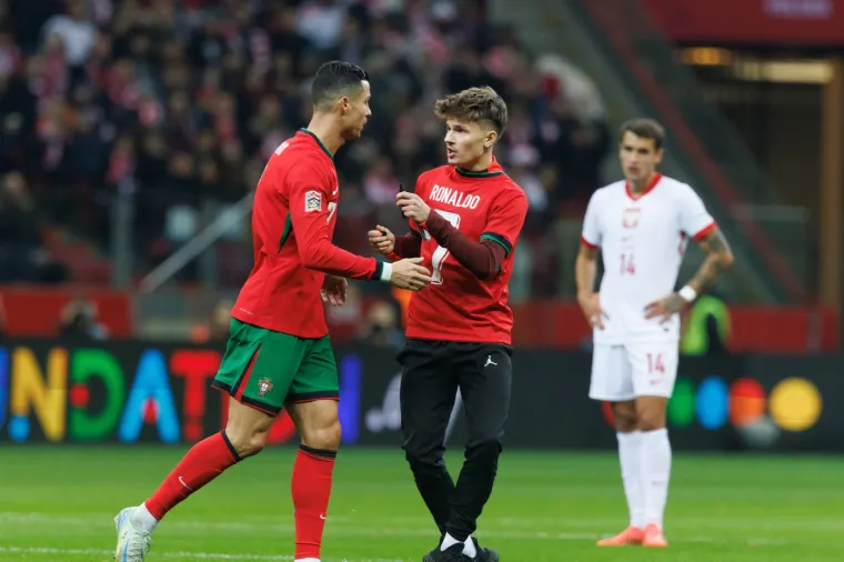Navijač koji je upao na teren prišao je Ronaldu i tražio Portugalca za autogram 