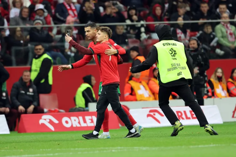 Cristiano Ronaldo ispraća navijača koji je upao na teren kako bi se slikao s Portugalcem 