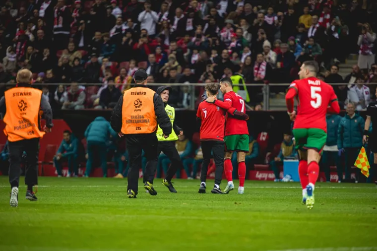 Za&scaron;titari su poku&scaron;ali izbaciti navijača koji je upao na teren no Ronaldo mu je ispunio želju i slikao se s njime te ga ispratio s terena