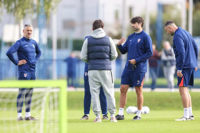 Dalić je u jednom trenu okupio sve pomoćnike i s njima razgovarao.