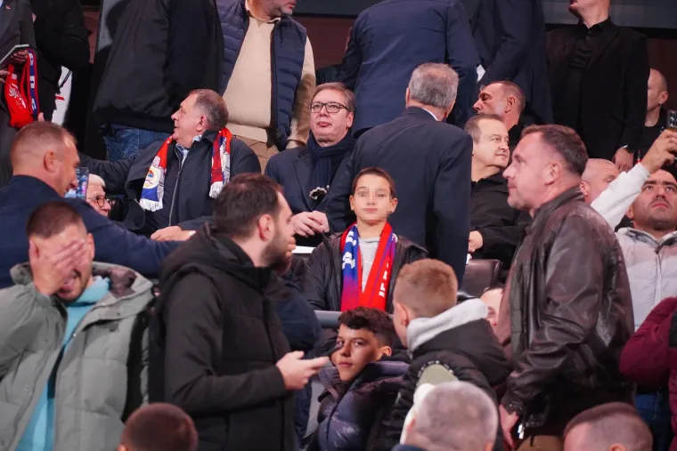 "Kad slika smrdi", "Mafija na okupu. Pe**rčina" i "Vučiću pe**u", neki su od najbrutalnijih komentara.