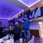 Navijači su se zabavljali uz iće, piće i Dinamove navijačke hitove. Odzvanjalo - &quot;Kako je dobro vidjeti te opet&quot; i &quot;Vratio se Dinamo&quot;, kao i &quot;za Dinamo dao bi sve&quot;, na što je nastao lom u sali. To je prepjev pjesme Mladena Grdovića - &quot;Za ljubav ja dao bi sve&quot;. 