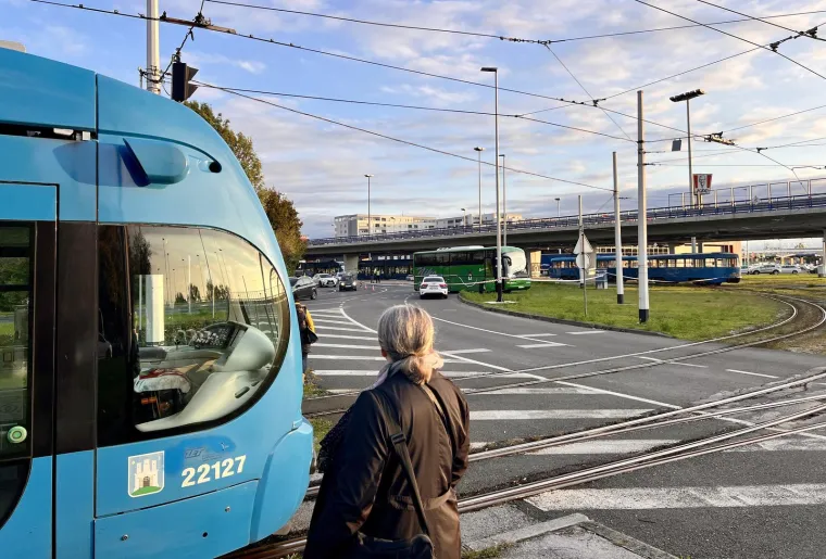 Tramvajski promet bio je prekinut u oba smjera, a linije su vozile preusmjerenim trasama