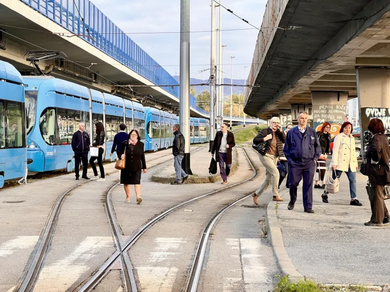 U tijeku je normalizacija tramvajskog prometa. Linije 6, 7 i 8 prometuju svojim uobičajenim trasama