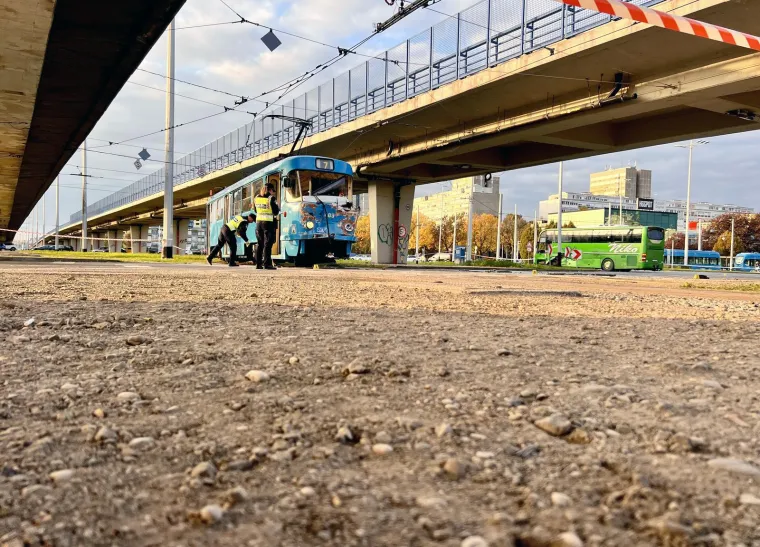 Ovo je mjesto teške nesreće autobusa i tramvaja. Jedna osoba stradala na licu mjesta