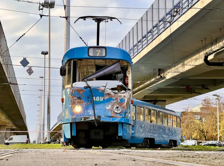 Ovo je mjesto teške nesreće autobusa i tramvaja. Jedna osoba stradala na licu mjesta