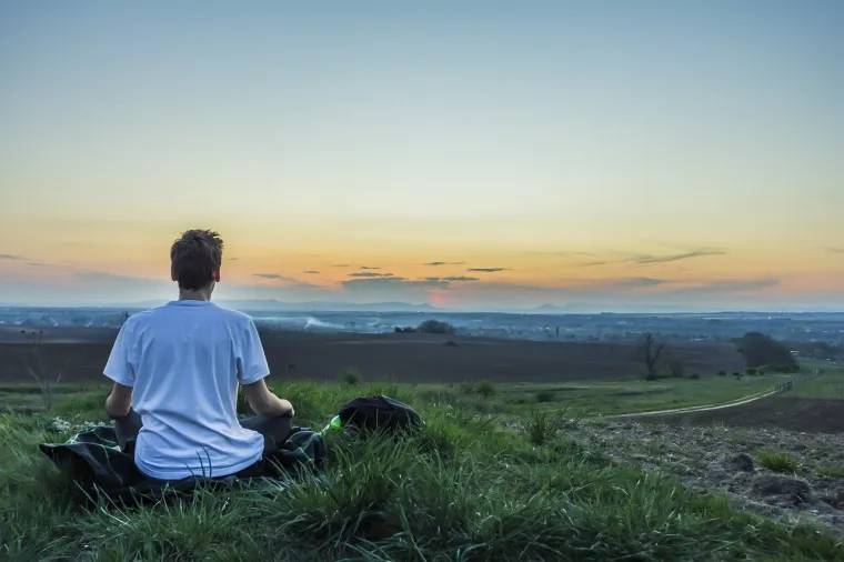 Meditacija dovodi do smanjenja stresa, kaže Gabel, što se najbolje postiže nakon buđenja ili neposredno prije spavanja. Osim toga izravno je povezana s optimalnim snom.