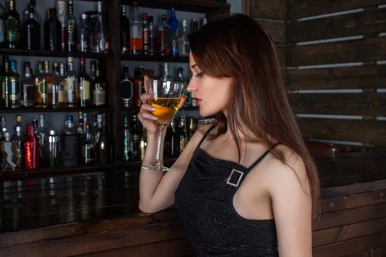 4. Ograničite konzumaciju alkohola: Starjeti ponekad znači reći zbogom tulumarenjima, ali s dobrim razlogom. &apos;&apos;Redovito pijenje više od tri alkoholna pića na dan može dovesti do smanjenja mozga i uzrokovati probleme s pamćenjem i razmišljanjem&apos;&apos;, kaže dr. Bock. 